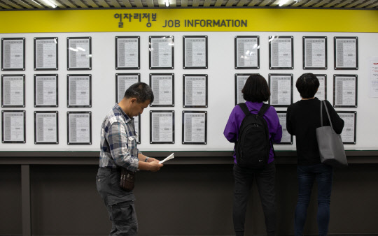 15일 통계청이 발표한 '6월 고용동향'에 따르면 제조업 취업자 수는 6만5000명 감소했다. 사진은 마포구 서울서부고용복지플러스센터에서 구직자들이 취업정보 게시판을 살펴보고 있는 모습. 이슬기기자 9904sul@